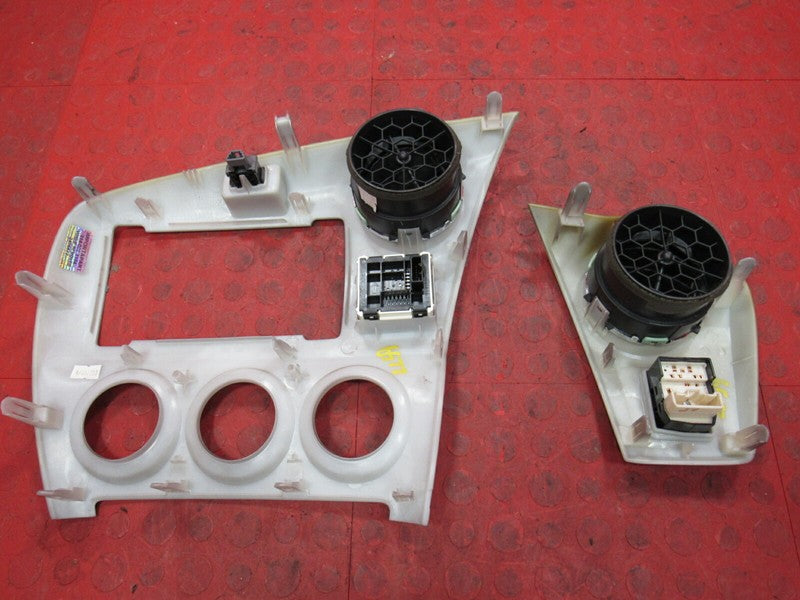 09-12 Matrix / 09-10 Vibe Dash Radio Climate Heater Control Bezel Vent