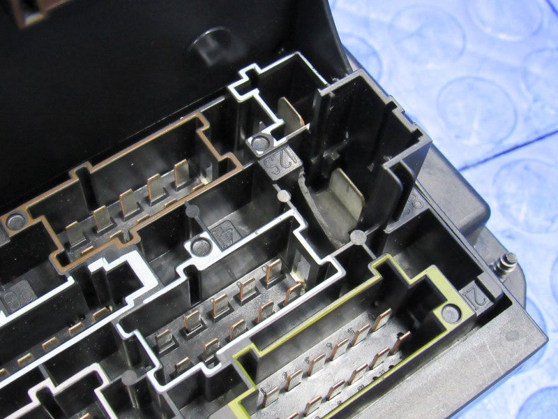 10-13 Mercedes E Class W212 Front SAM Fuse Relay Box Block 212 900 83 