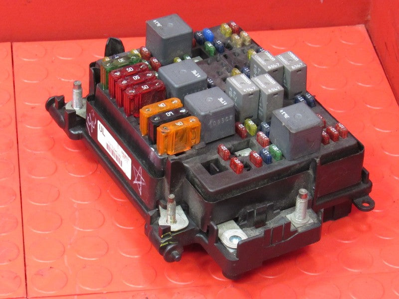 00-02 Chevrolet GMC Truck 1500 2500 3500 Engine Bay Fuse Relay Box 121