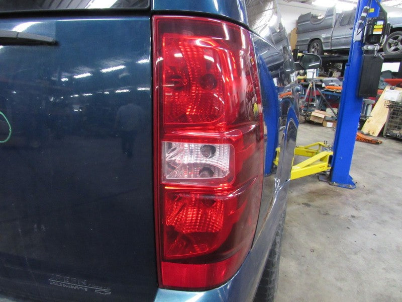 07-14 Chevrolet Suburban Tahoe Right RH Passenger Taillight Tail Light