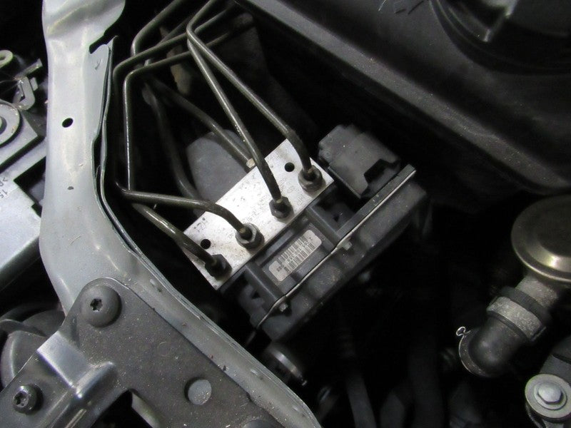04-05 BMW 525 530 545 645 ABS Anti Lock Brake Pump 6 766 300