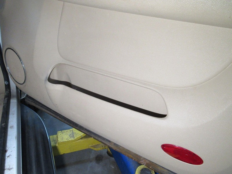 07-09 Yukon Tahoe Right RH Passenger Side Front Door Trim Panel Light 