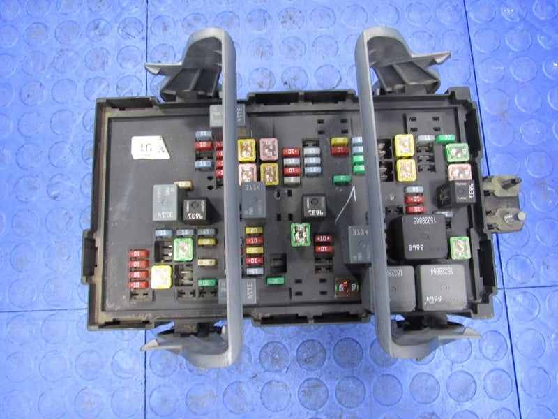 07-09 Tahoe Suburban Escalade Yukon Engine Bay Fuse Relay Box 15092625