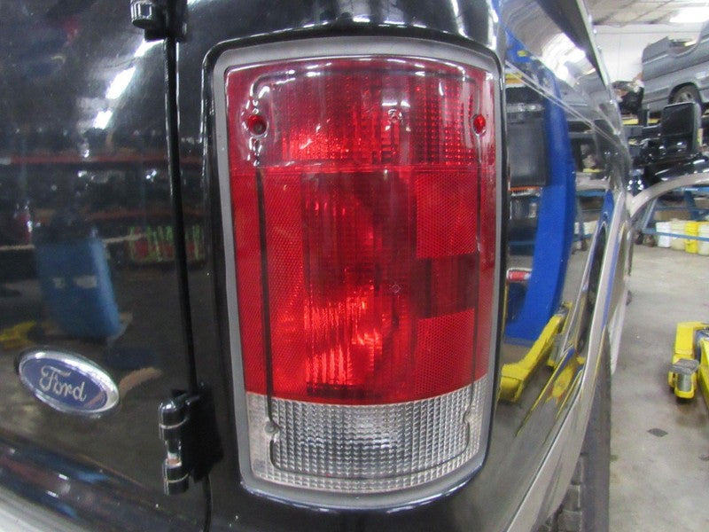 00-05 Ford Excursion Right RH Passenger Side Taillight Tail Light Lamp