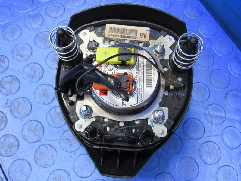 I8-23 Nissan Kicks Driver Steering Wheel Mounted Airbag Air Bag Black 