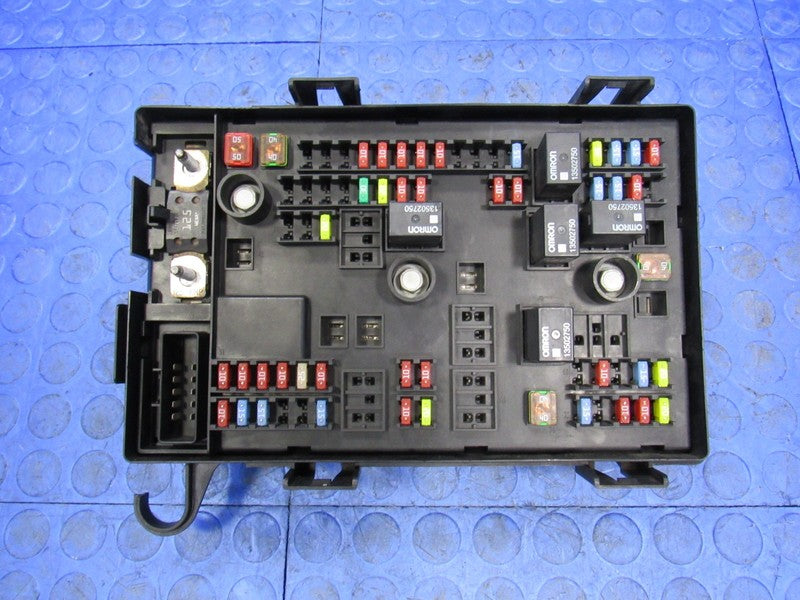 12 Chevrolet Express GMC Savana Engine Bay Fuse Relay Box Block 227418