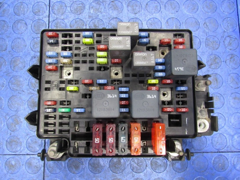 00-02 Silverado Tahoe Yukon Suburban Under-Hood Fuse Relay Box Block C
