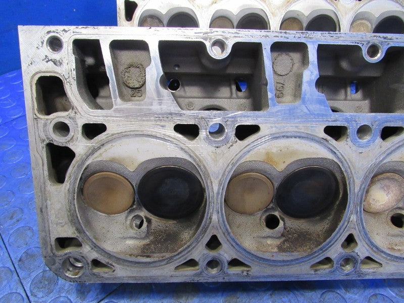 05-07 Silverado Sierra 1500 L33 799 Cathedral Port Cylinder Heads Pair