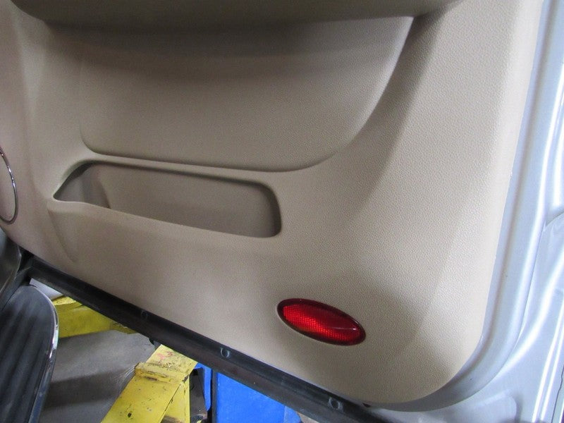 07-08 Silverado Tahoe Yukon Right RH Passenger Front Door Trim Panel C