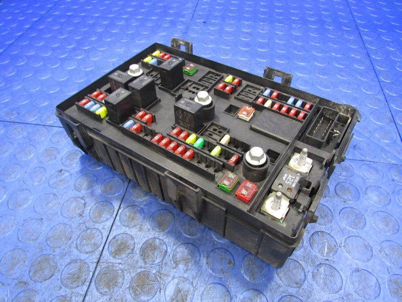 17 Chevrolet Express GMC Savana Engine Bay Fuse Relay Box Block 840847