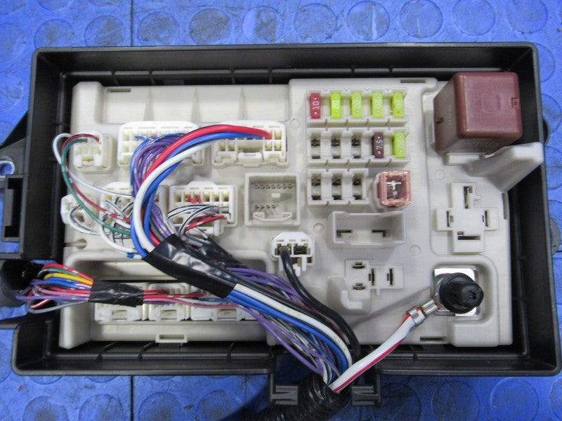 06-10 Lexus SC430 Rear Trunk Luggage Junction Fuse Relay Box Block 043