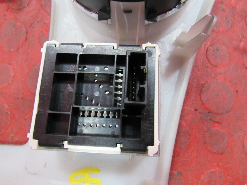 09-12 Matrix / 09-10 Vibe Dash Radio Climate Heater Control Bezel Vent