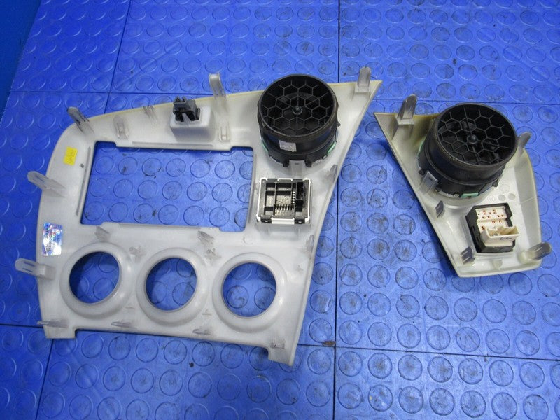 09-12 Matrix / 09-10 Vibe Dash Radio Climate Heater Control Bezel Vent
