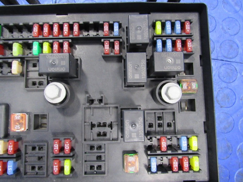 17 Chevrolet Express GMC Savana Engine Bay Fuse Relay Box Block 840847