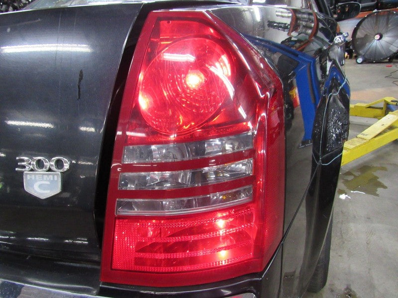 05-07 Chrysler 300 Right RH Passenger Side Taillight Tail Light Lamp
