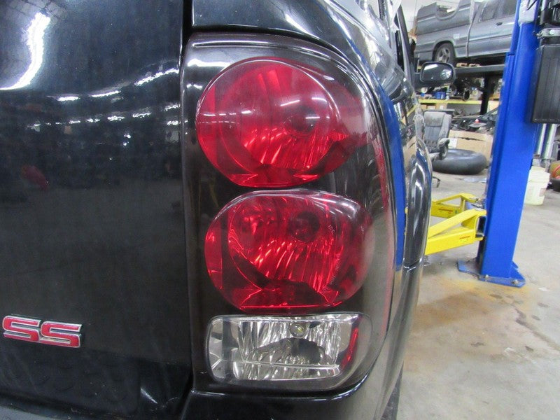 02-09 Trailblazer Right RH Passenger Side Taillight Tail Light Lamp