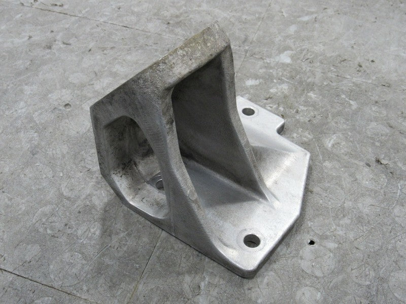 97-04 Chevrolet Corvette 5.7L Right RH Engine Motor Mount Bracket 1026