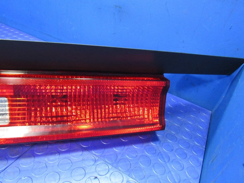 08-10 Dodge Challenger Center Trunk Taillight Tail Light Lamp Finish P