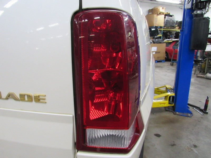 02-06 Escalade Right RH Passenger Side Taillight Tail Light Lamp