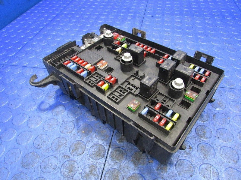 17 Chevrolet Express GMC Savana Engine Bay Fuse Relay Box Block 840847