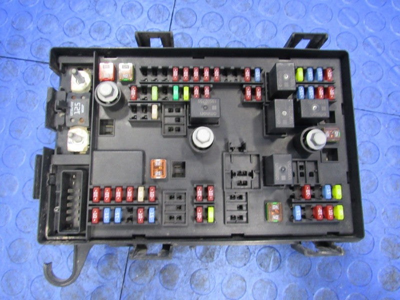 17 Chevrolet Express GMC Savana Engine Bay Fuse Relay Box Block 840847