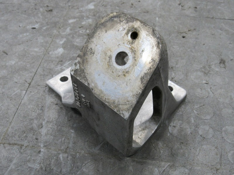 97-04 Chevrolet Corvette 5.7L Right RH Engine Motor Mount Bracket 1026