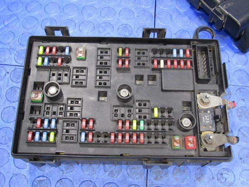 10-11 Chevrolet Express GMC Savana Engine Bay Fuse Relay Box Block 209