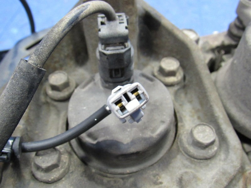 00-05 Toyota MR2 Spyder MRS Right RH Passenger Front Knuckle Hub Calip