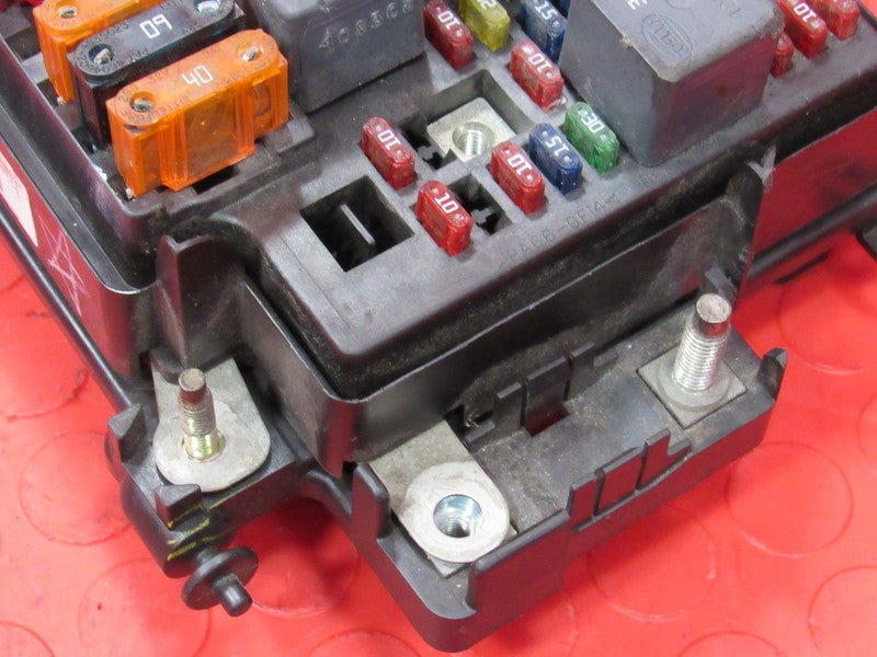 00-02 Chevrolet GMC Truck 1500 2500 3500 Engine Bay Fuse Relay Box 121