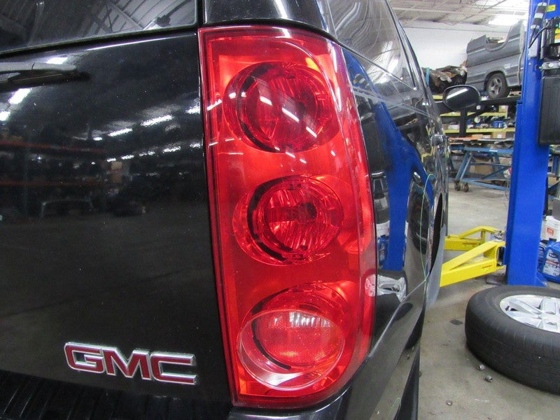 07-11 GMC Yukon Right RH Passenger Side Taillight Tail Light Lamp