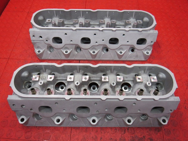 05-07 Silverado Sierra 1500 L33 243 Cathedral Port Cylinder Heads Bare