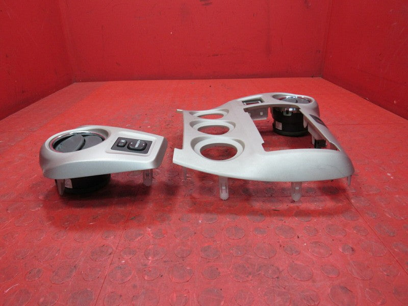 09-12 Matrix / 09-10 Vibe Dash Radio Climate Heater Control Bezel Vent