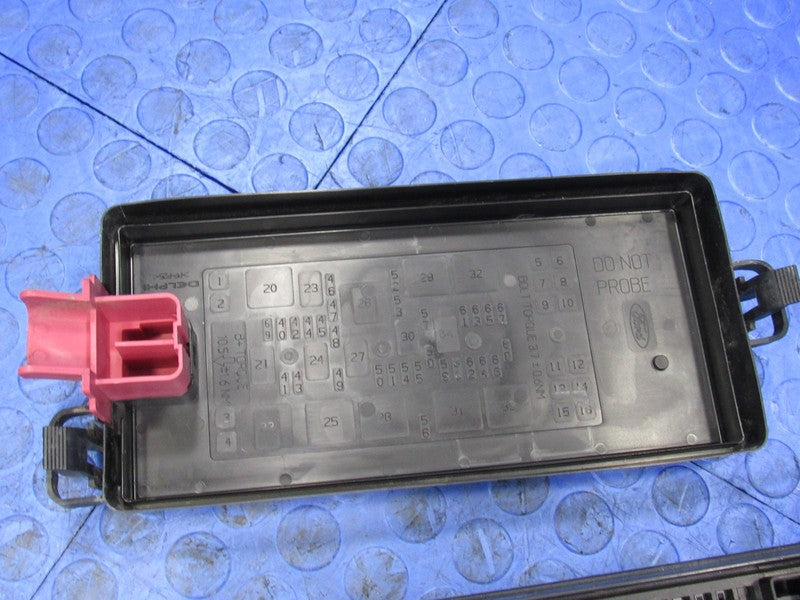07-08 Ford Mustang 4.6L Under-Hood Fuse Relay Box Panel 7R3T-14K001-AA