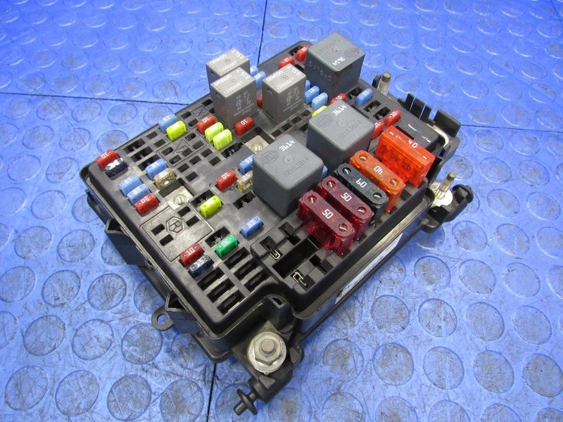 00-02 Silverado Tahoe Yukon Suburban Under-Hood Fuse Relay Box Block C