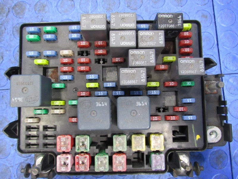 03-07 Hummer H2 Silverado Sierra Tahoe Engine Fuse Panel Relay Box 151