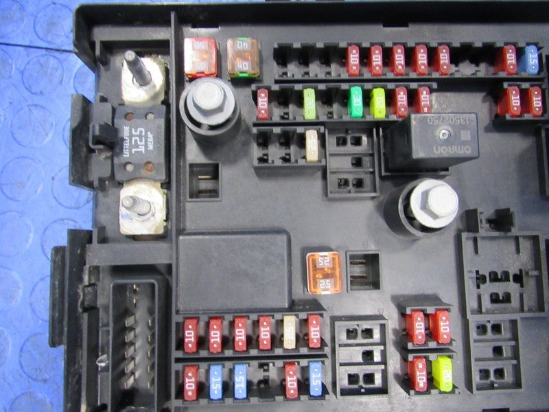 17 Chevrolet Express GMC Savana Engine Bay Fuse Relay Box Block 840847