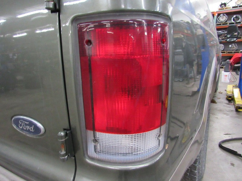 00-05 Ford Excursion Right RH Passenger Side Taillight Tail Light Lamp