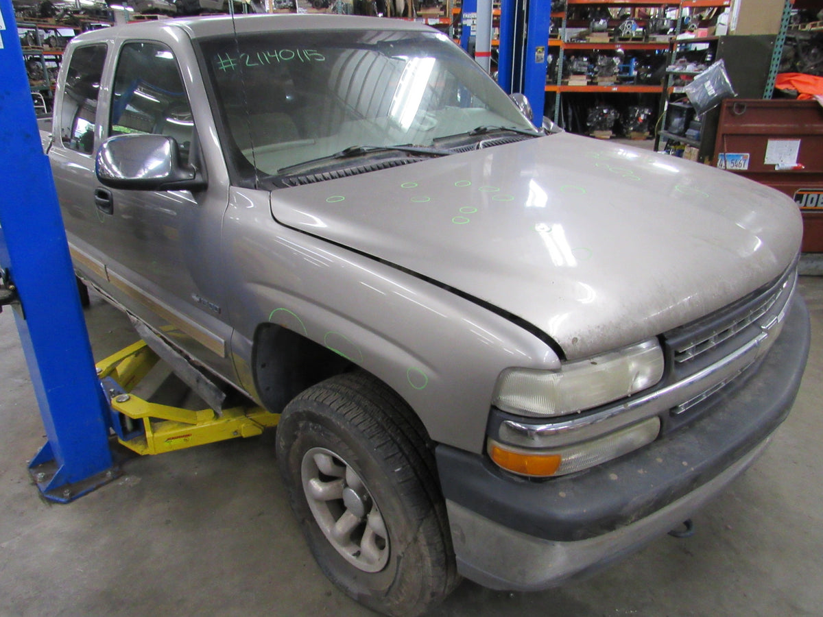 2002 Chevrolet Silverado 1500 GMT800 4X4 - PART OUT — photo 2